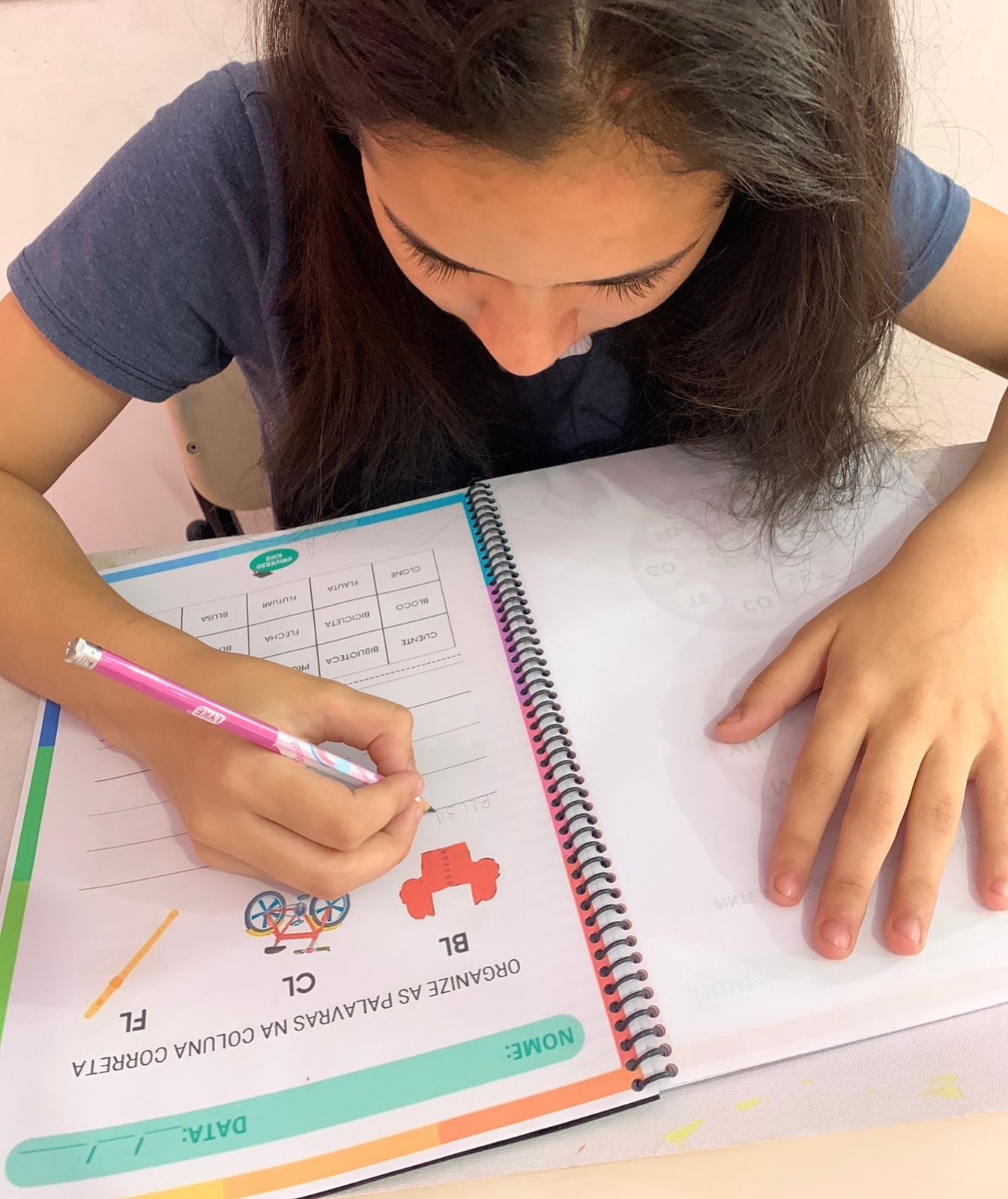 Criança praticando com o material — depoimento da Mãe Leandra